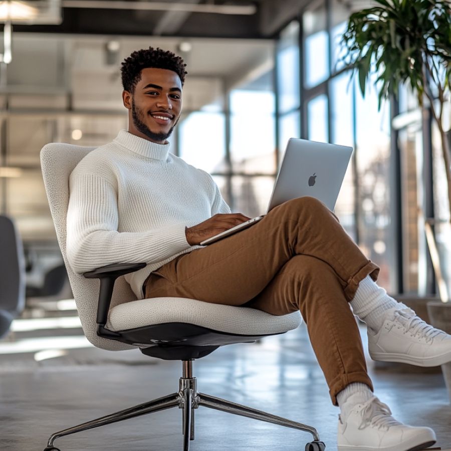 Een financiële man is aan het werk op kantoor achter zijn macbook.